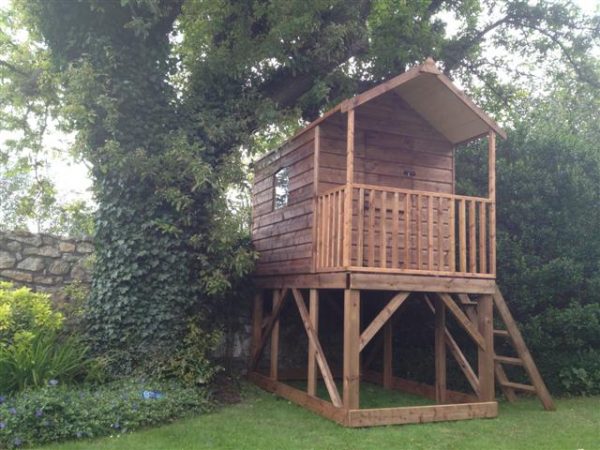 Deluxe Tree house childrens playhouse