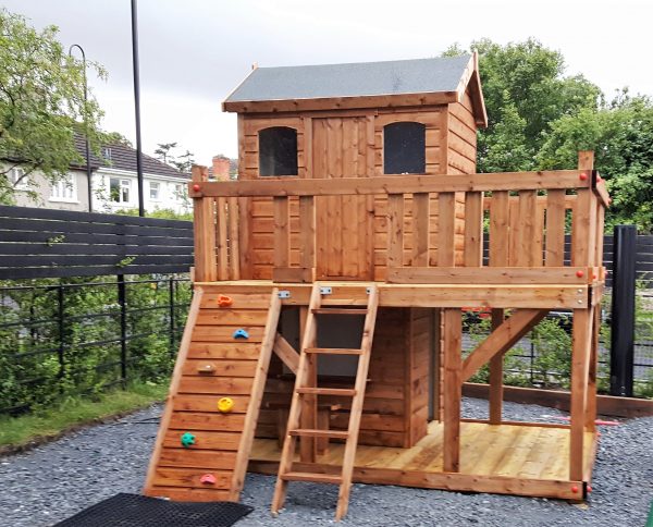 Tree house , play shop, rock-wall. large upper deck with access ladder and rock wall