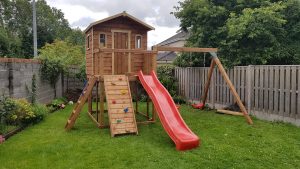 Wacky worls treehouse with swings and slide sttswings